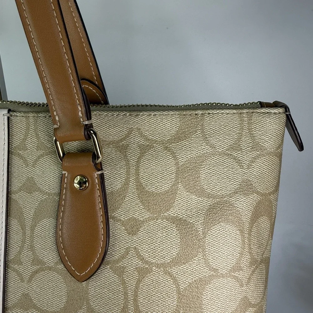AUTHENTIC Coach Gallery Tote Signature Lt Khaki Chalk Saddle Top Zip Shoulder